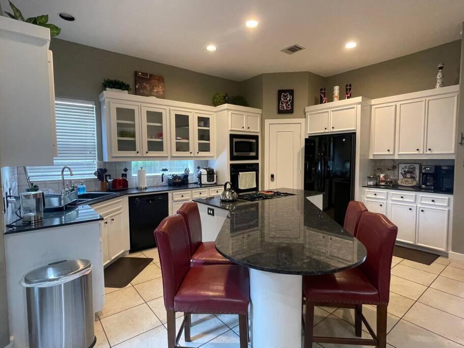 Wanderlust Villa Near Galleria Mall Хюстън Екстериор снимка