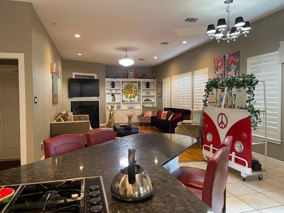 Wanderlust Villa Near Galleria Mall Хюстън Екстериор снимка