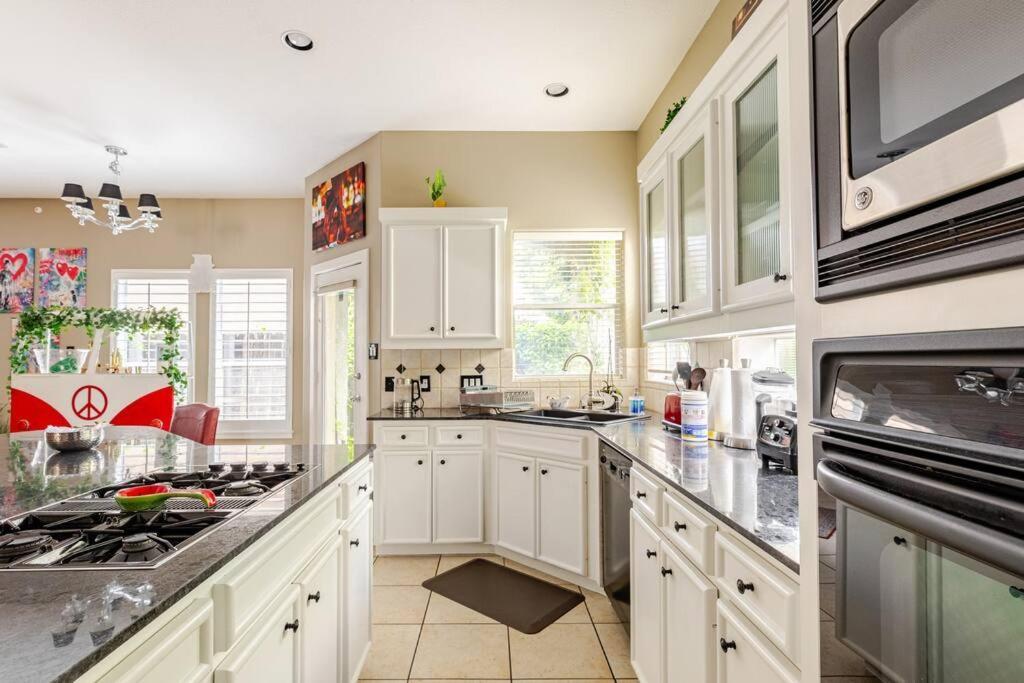 Wanderlust Villa Near Galleria Mall Хюстън Екстериор снимка